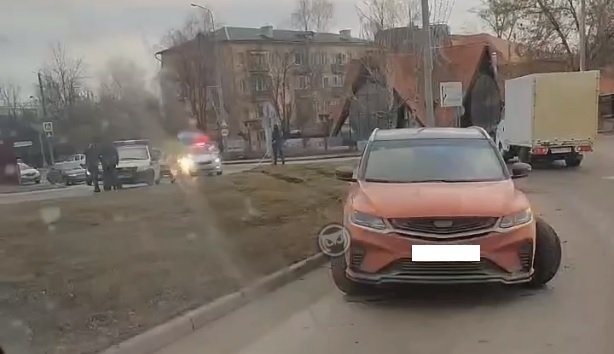 На Набережной реки Мойки в Пензе внедорожник перелетел через газон