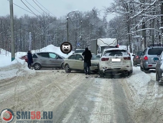 Массовое ДТП парализовало движение в районе «Дизель-Арены» в Пензе
