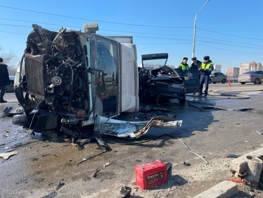 В ДТП с опрокинувшейся ГАЗелью в Пензе пострадали три человека