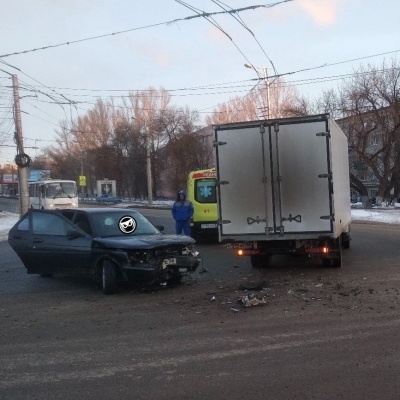 На Аустрина в Пензе легковушка попала в жесткое ДТП с грузовиком
