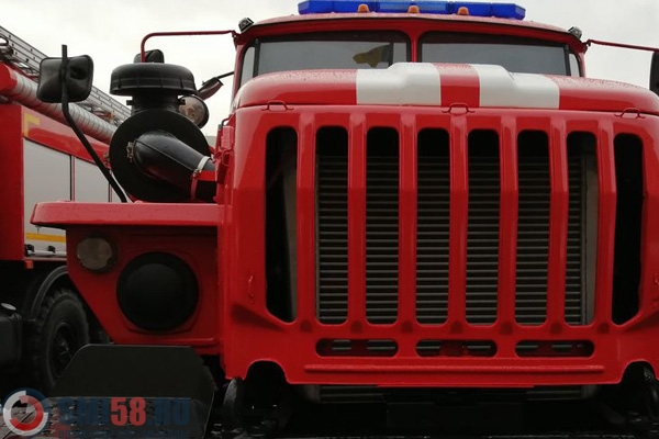 Пожарные ведут нелегкую борьбу с огнем на окраине Пензы