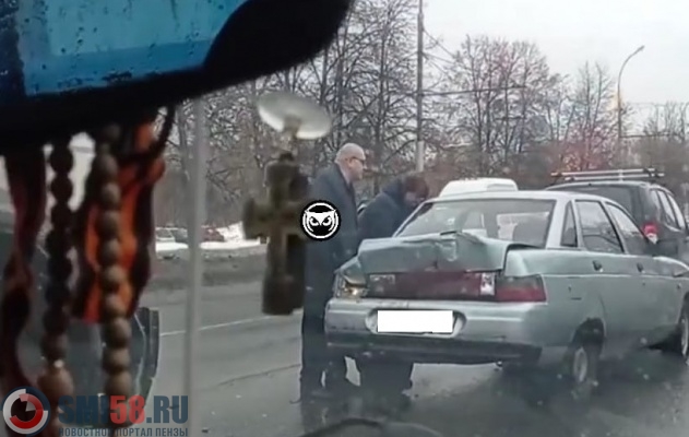 В Пензе грузовик протаранил остановившийся посреди дороги ВАЗ