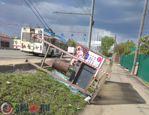 В Пензе на улице Токарной перевернулся остановочный павильон