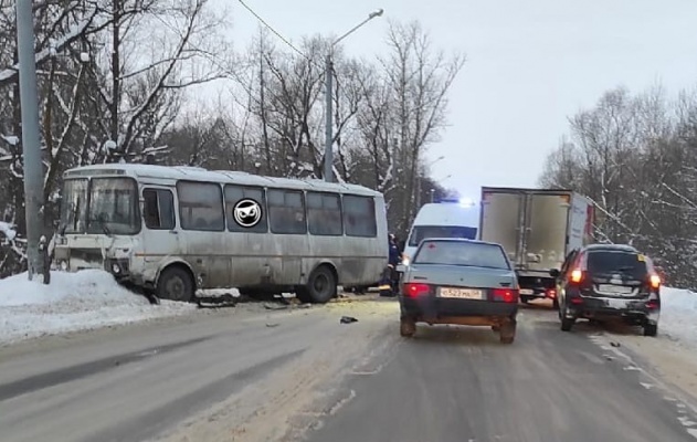 Скорая помощь прибыла к месту ДТП на улице Чаадаева в Пензе