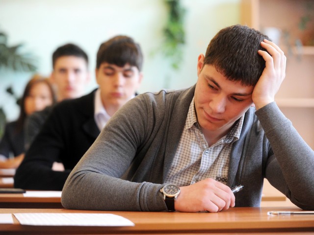 Два девятиклассника останутся без аттестатов из-за сотовых