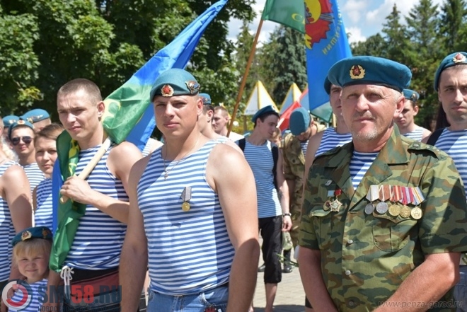 u-afganskikh-vorot-proshel-torzhestvennyy-miting-v-chast-dnya-vdv