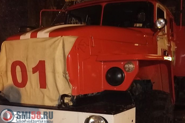 Вечером в Кузнецке 15 человек тушили пожар в частном доме