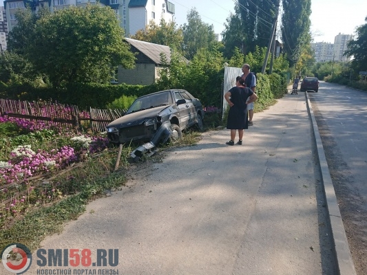 На улице Терешковой в Пензе автомобиль сломал забор частного дома
