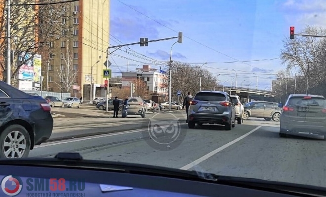 На улице Коммунистической в Пензе столкнулись три кроссовера и легковушка