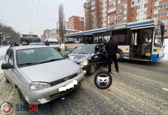 На улице Калинина в Пензе автобус попал в массовое ДТП