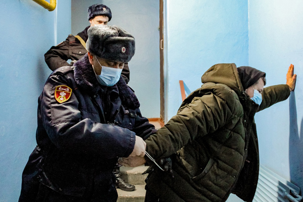 v-penze-zaderzhannyy-za-krazhu-alkogolya-muzhchina-okazalsya-v-rozyske-za-grabezh