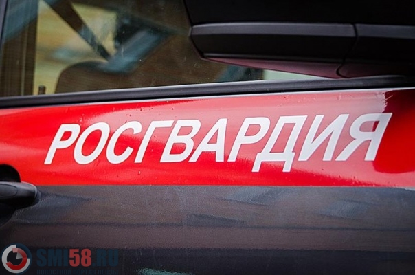 В Пензе 8-летний ребенок без верхней одежды сидел на обочине дороги