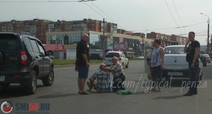 na-prospekte-stroiteley-voditel-granty-sbil-peshekhoda-na-zebre