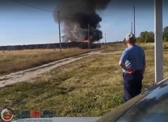 В Кузнецком районе восемь спасателей тушили крупный пожар