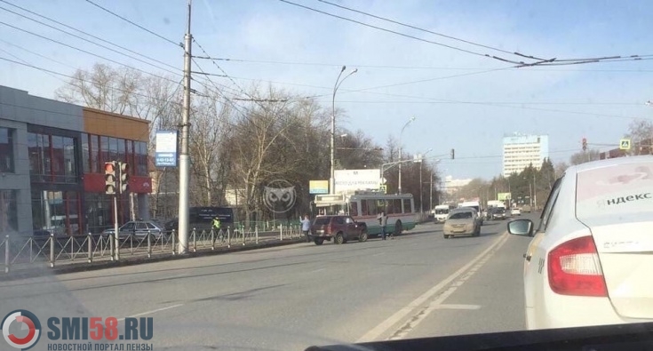 На проспекте Победы в Пензе «Нива» врезалась в троллейбус