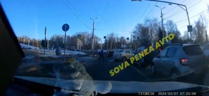 В Пензе водитель объехал пробку по «зебре» с пешеходами