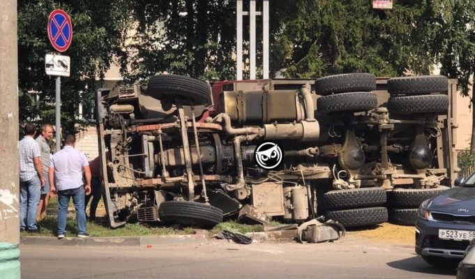 На улице Ставского в Пензе опрокинулся КамАЗ
