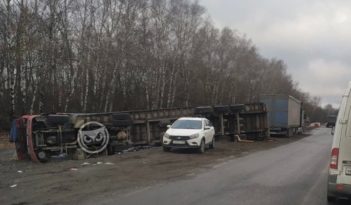 На трассе в Нижнеломовском районе опрокинулся грузовик
