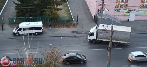 На Калинина в Пензе столкнулись фура и маршрутка