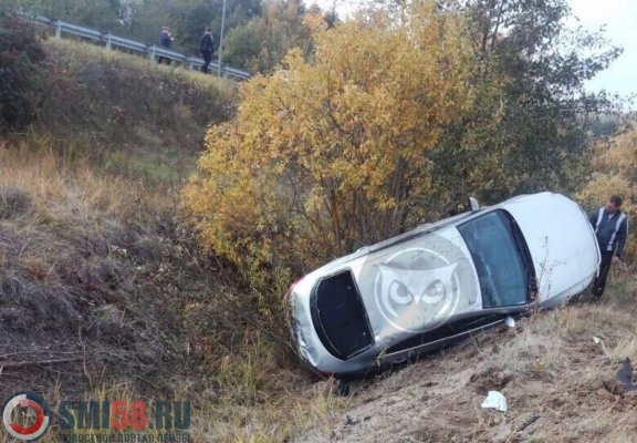 pod-penzoy-voditel-volkswagen-uletel-v-glubokiy-ovrag
