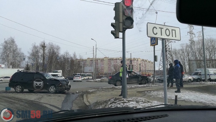 В Пензе «Гранта» врезалась в столб после наезда «Приоры»