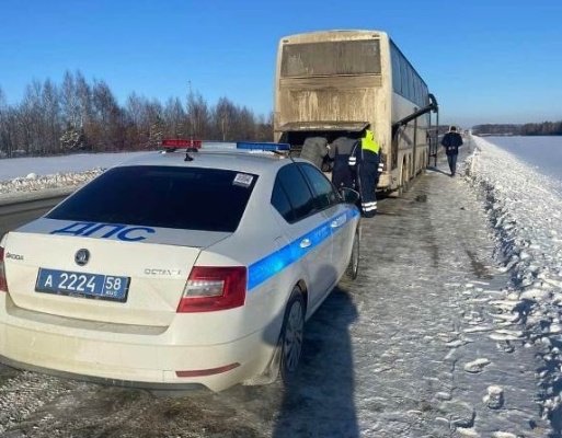 На трассе под Пензой сломался автобус со студентами