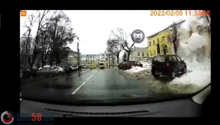 С крыши здания на улице Лермонтова в Пензе сошла снежная «лавина»