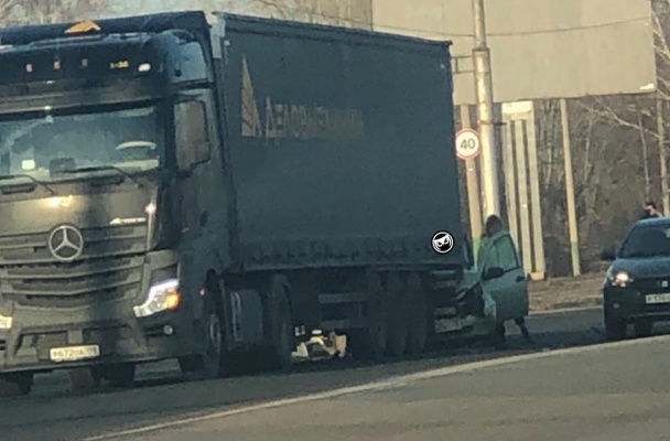 На Сурском мосту в Пензе «Калина» влетела под фуру