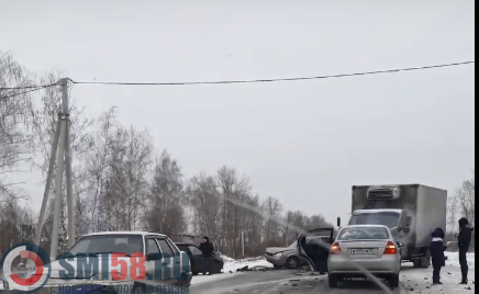 v-troynom-dtp-pod-penzoy-stolknulis-lada-shevrole-i-vaz