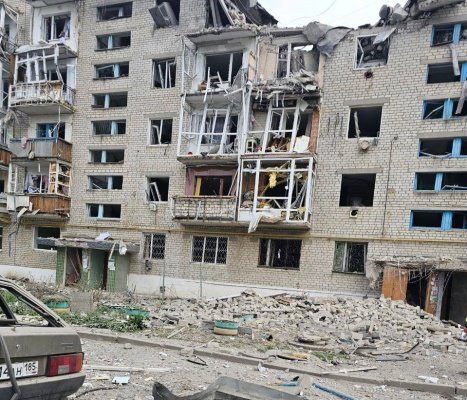 Обстрел жилого квартала в Токмаке: пензенские спасатели разбирают завалы