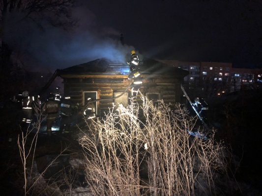 На улице Калинина в Пензе пожар уничтожил деревянный дом