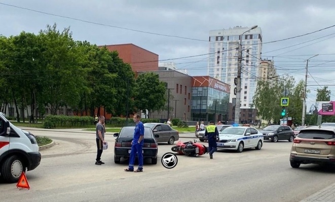На улице Ленинградской в Пензе случилось ДТП с мотоциклистом