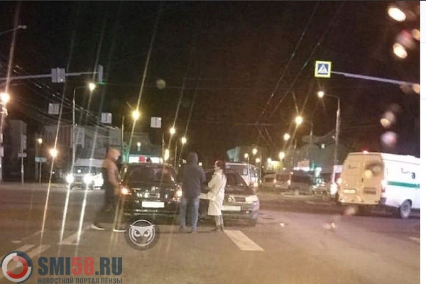 В Пензе возле ЦУМа столкнулись два машины и перегородили дорогу