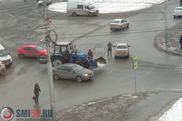 v-tsentre-penzy-ne-razekhalis-traktor-i-lada-granta