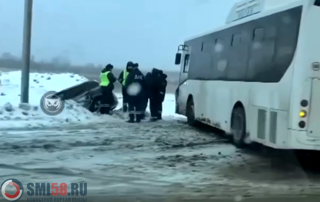 Соцсети: Внедорожник вылетел с проезжей части у Бригадирского моста в Пензе