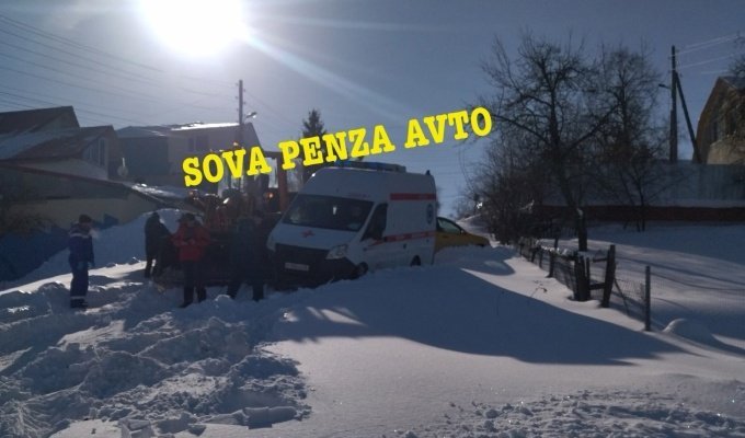 В Пензе бульдозер снес автомобиль скорой помощи