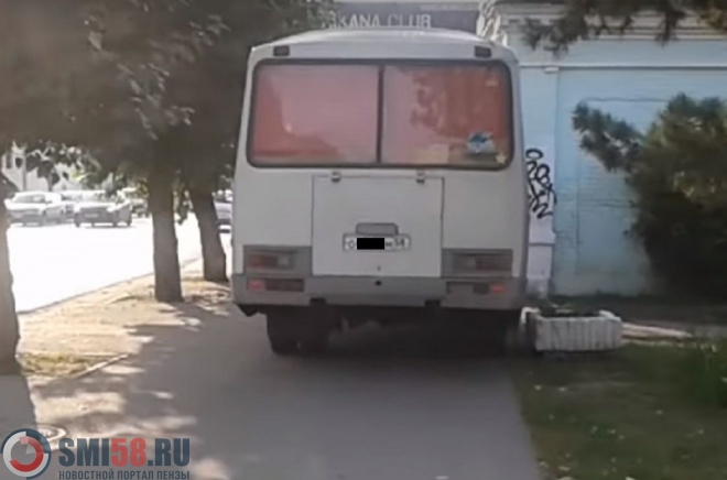 В Пензе водитель «Зеленого хозяйства» автобусом перегородил тротуар пешеходам