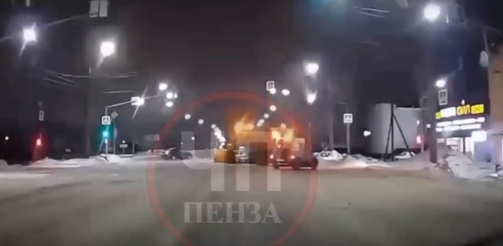В Пензе автомобилист пытался увернуться от снегоуборщика, но налетел на ковш
