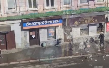На улице Бакунина в Пензе снежная глыба упала с крыши дома на прохожих