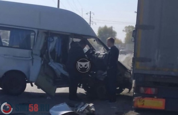 В Пензе рейсовый автобус лишился дверей после ДТП