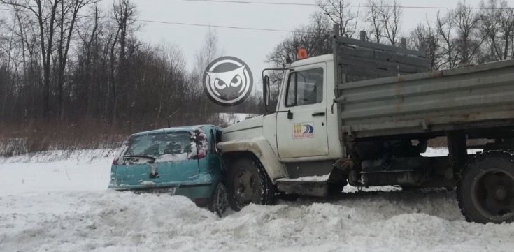 На дублере Окружной в Пензе грузовик коммунальщиков протаранил легковой автомобиль
