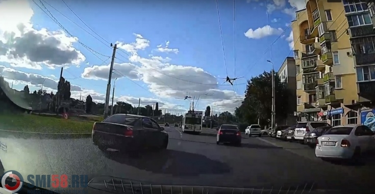В Пензе автомобиль врезался в троллейбус в попытке избежать другого ДТП