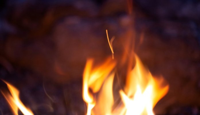 В селе Каменского района загорелась баня
