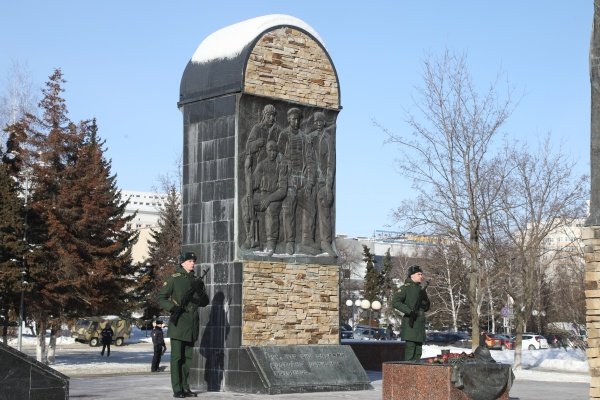 В Пензе возложили цветы к «Афганским воротам»