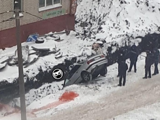 na-minskoy-v-penze-legkovushka-upala-v-transheyu