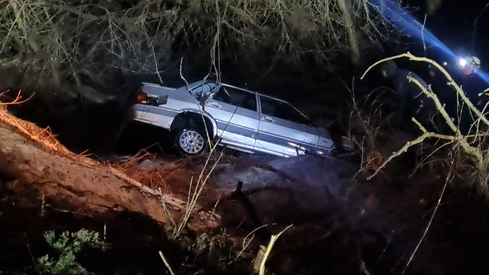 В Малосердобинском районе при падении автомобиля в водоем погибли два человека