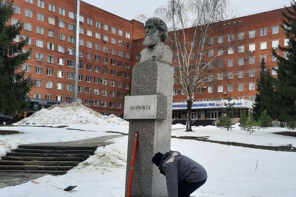 На территории больницы № 6 в Пензе переместили бюст Григория Захарьина
