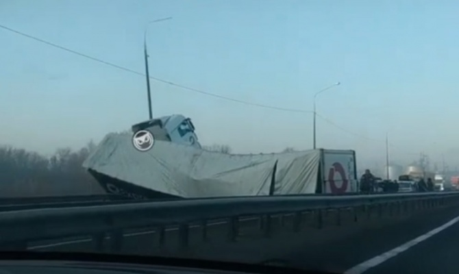 На трассе в Пензе фура легла поперек дороги