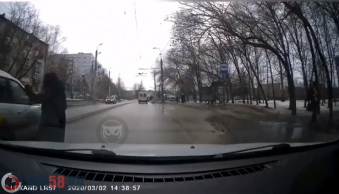 В Пензе водитель «Яндекс.Такси» едва не сбил пешехода в центре дороги