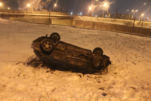 Водителя и пассажирку опрокинувшегося в Пензе автомобиля привлекут к ответственности